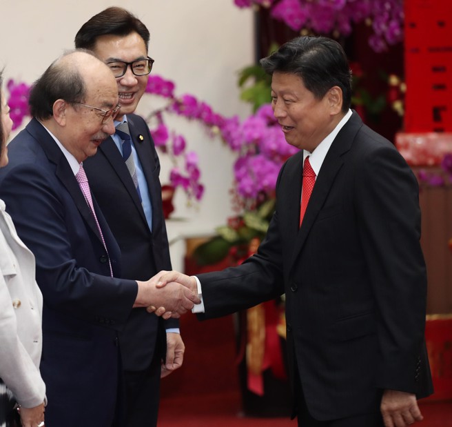 立法院19日舉行新春團拜，國民黨團總召傅崐萁（右）趨前向民進黨團總召柯建銘（左）握手致意。（劉宗龍攝）
