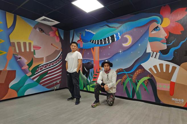 米路哈勇（左）作品《守護》傳達中華汽車肩負守護山林環境永續的使命，與賈比恩（右）聯手完成彩繪。（中華汽車提供）