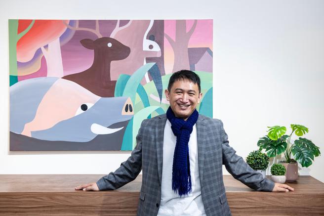 米路哈勇曾為星巴克花蓮和平門市繪製原民油畫，也為中華汽車咖啡館點綴藝文氣息。（陳大任攝）