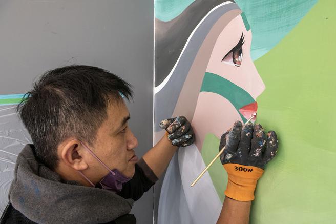 米路哈勇用畫筆述說泰雅故事並於米路哈勇粉絲頁紀錄作畫點滴。（陳大任攝）