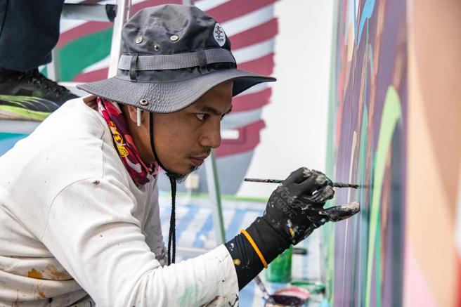 原住民藝術家賈比恩特地從屏東北上為中華汽車彩繪。（陳大任攝）