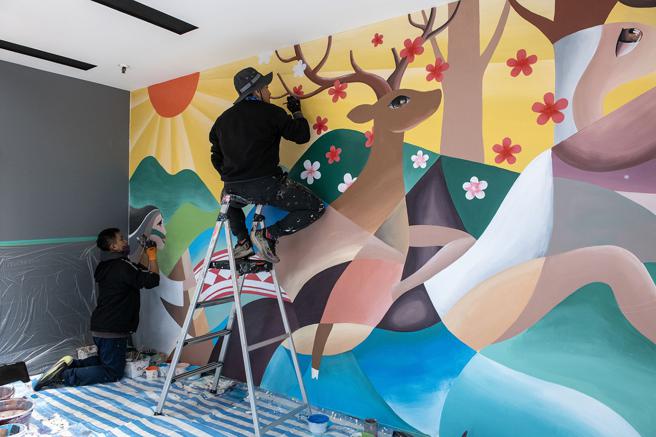 原住民藝術家米路哈勇（左）及賈比恩（右）於中華汽車辦公區域內進行彩繪藝術。（陳大任攝）