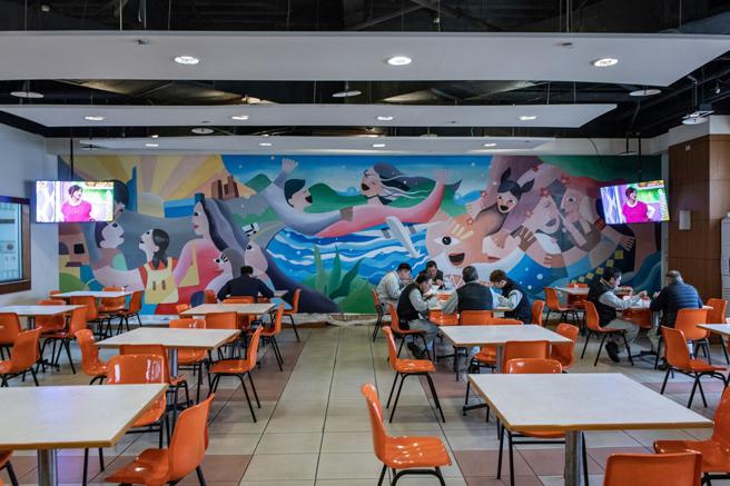 米路哈勇作品《希望》呈現生活上的各個面向，藉由鮮豔的色彩、俐落的筆觸，讓中華汽車員工於藝術空間享受美好的用餐時光。（陳大任攝）