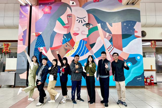 原民藝術家米路哈勇（左五）於中華汽車作畫期間深切感受到同仁對他的關愛。（中華汽車提供）