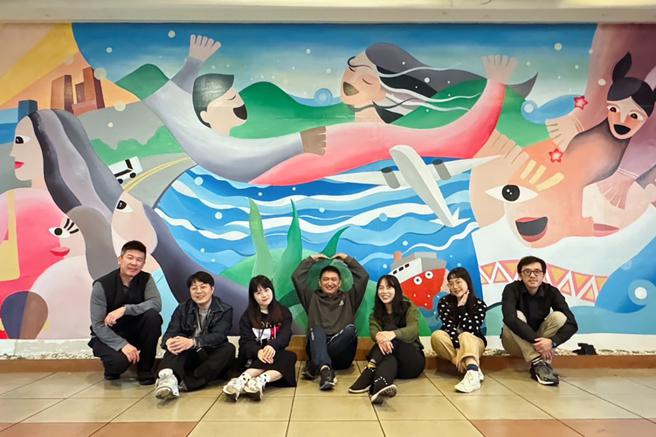 米路哈勇（中）作畫期間與中華汽車同仁建立了良好的情誼。（中華汽車提供）