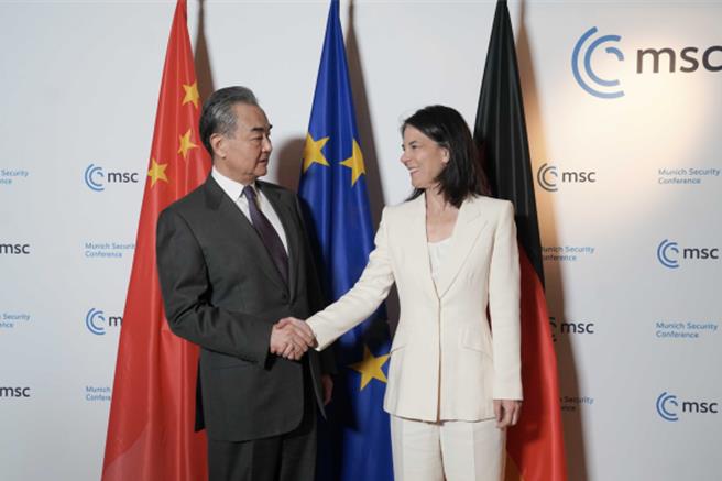 大陸外交部長王毅（左）17日會見德國外交部長貝爾伯克。（圖／取自大陸外交部官網）