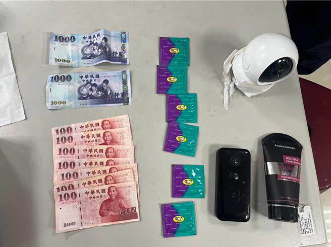 警方在場查扣現金、保險套等證物。（新北市淡水警分局提供／呂健豪新北傳真）