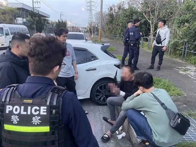 許姓毒品通緝犯高速撞警車，車毀還猛踩油門拒捕， 警網包夾強力破窗逮人。(翻攝照片／蔡依珍桃園傳真)