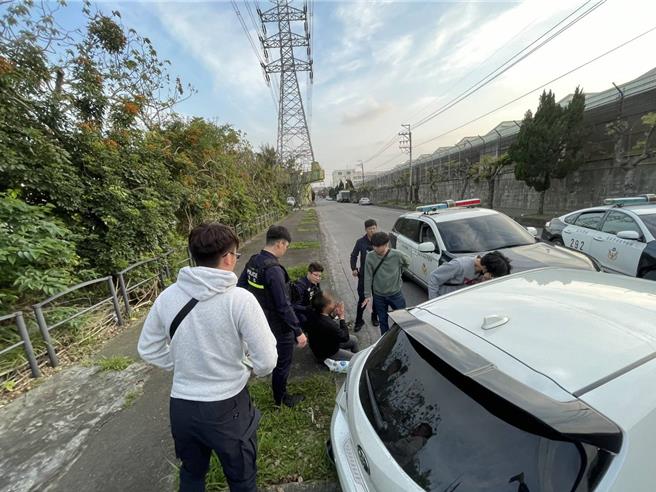 許姓毒品通緝犯高速撞警車，車毀還猛踩油門拒捕， 警網包夾強力破窗逮人。(翻攝照片／蔡依珍桃園傳真)