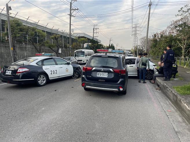 許姓毒品通緝犯高速撞警車，車毀還猛踩油門拒捕， 警網包夾強力破窗逮人。(翻攝照片／蔡依珍桃園傳真)