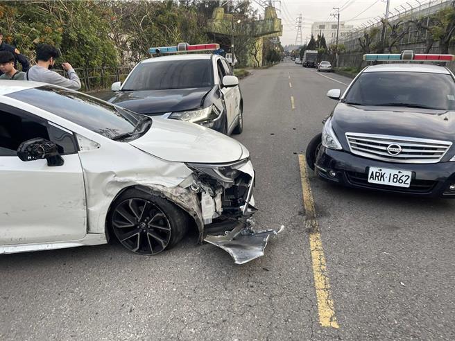 許姓毒品通緝犯高速撞警車，車毀還猛踩油門拒捕， 警網包夾強力破窗逮人。(翻攝照片／蔡依珍桃園傳真)