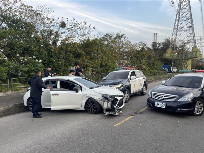 許姓毒品通緝犯高速撞警車，車毀還猛踩油門拒捕， 警網包夾強力破窗逮人。(翻攝照片／蔡依珍桃園傳真)
