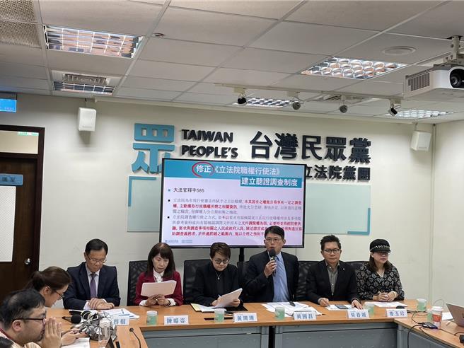 新國會20日開議，屆時將選出8常設委員會的召委，但藍綠日前都透露沒有要跟民眾黨合作，外界質疑，白營主張的議案恐排不上議程。對此，立法院民眾黨團總召黃國昌說，民進黨不想排，難道國民黨召委也不排嗎？有辦法對台灣社會交代嗎？（蔡雯如攝）