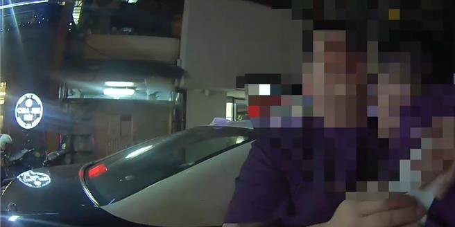 警方将烂醉的洪男带回派出所管束。（翻摄照片／林郁平台北传真）