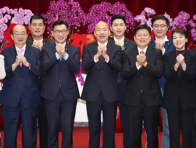 立法院19日舉行新春團拜，院長韓國瑜（前中）、副院長江啟臣（前左二）、民進黨團總召柯建銘（前左）、國民黨團總召傅崐萁（前右二）、民眾黨團副總召黃珊珊（前右）等人一起拜年。（劉宗龍攝）