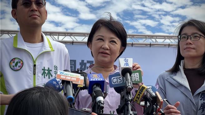 针对台糖猪肉验出瘦肉精事件，民进党立委要求台中市长卢秀燕备询，是否为政治操作？卢受访时表示她不会这样想。(林欣仪摄)