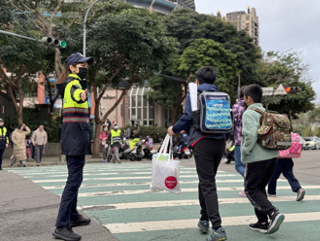 小学生书包过重。（示意图/本报资料照片）