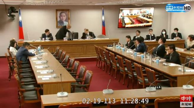 韓國瑜調整椅背。(取自直播)