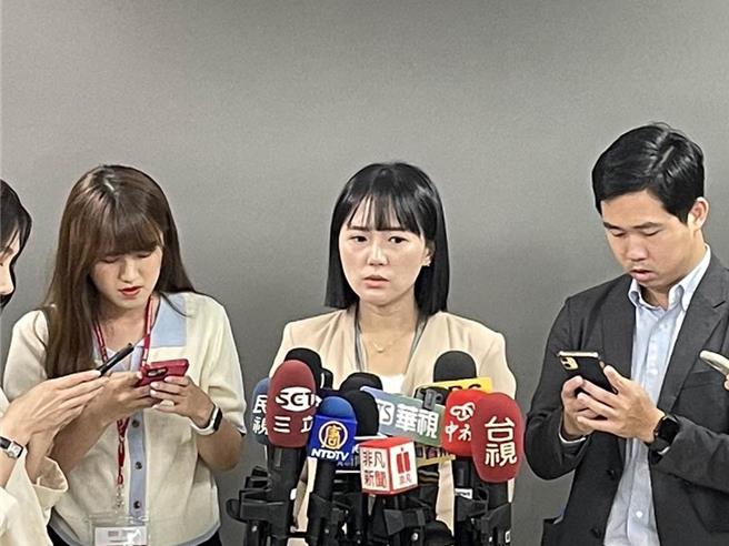 国民党议员游淑慧近日批评台北市第一渔果市场改建案是「柯文哲赶发包政绩，是影响公安的烂尾楼」，民眾党发言人吴怡萱回击，议员以政治凌驾专业的表现，实在令人遗憾。（蔡雯如摄）