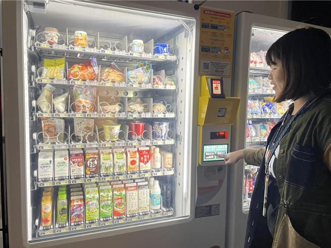 食药署公告修正包装食品营养标示规定，即日起含糖饮料不得标示「高、富含」维生素C。（郑郁蓁摄）