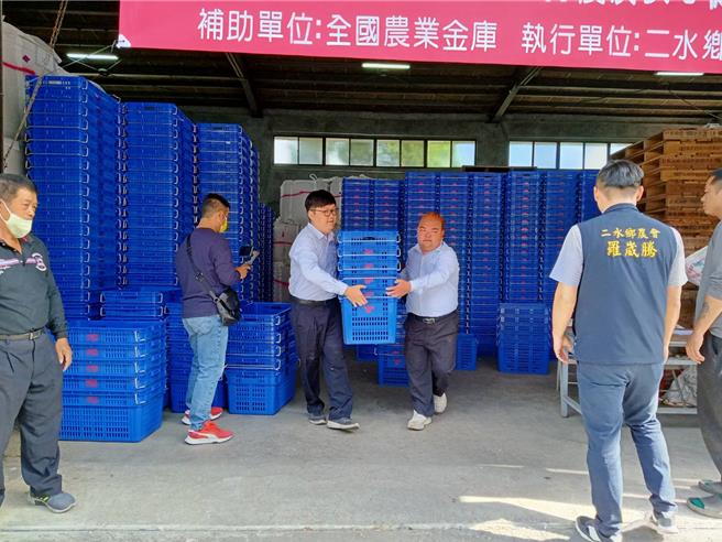 農民是世界上最辛苦的工作之一，加上近年外銷頻頻受阻，讓農民收益大受影響，彰化縣二水鄉農會總幹事羅崴騰體恤農民，採購中、小型蔬果採收籃各1200個，讓農民以半價就能購得。（民眾提供／吳建輝彰化傳真）