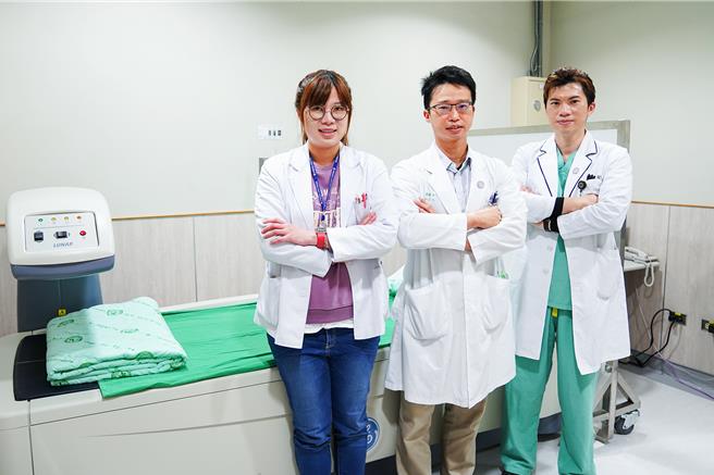 中医大新竹附设医院经骨质疏松学会认证为「进阶骨松友善机构」，骨科个管师吕诗函（左至右）、骨科医师刘俊良、医学影像科总技师周思贤能够为患者提供最适合的治疗方案。（罗浚滨摄）