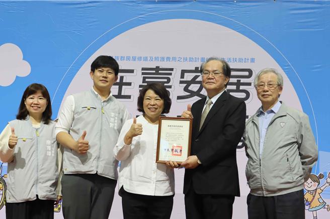 今在市府中庭舉辦捐贈儀式， 由寶佳公益慈善基金會董事長賴進祥致贈贊助支票，嘉義市長黃敏惠代表接受、並回贈感謝狀。（呂妍庭攝）