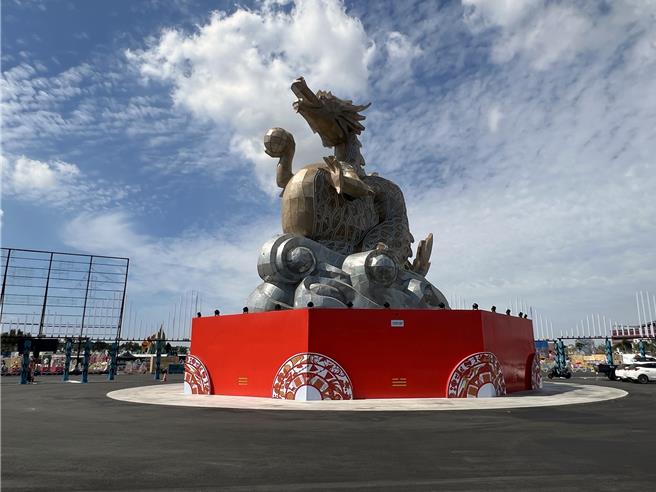 高达22公尺的2024台湾灯会主灯「龙来台湾」坐落在主展区，目前正持续调校灯光音效中，希望打造出最好的效果。（洪荣志摄）