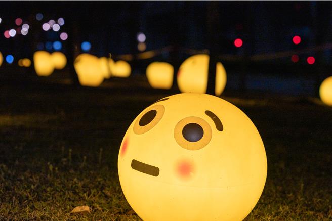 台灣燈會高鐵燈區「綠能展區」，有逗趣的表情符號燈飾及優雅的梅花鹿等造型燈座。（台南市政府經發局提供／張毓翎台南傳真）