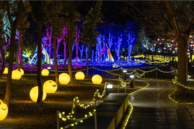 台灣燈會高鐵燈區「綠能展區」，有逗趣的表情符號燈飾及優雅的梅花鹿等造型燈座。（台南市政府經發局提供／張毓翎台南傳真）