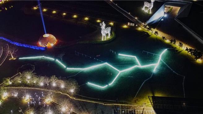 台灣燈會高鐵燈區「綠能展區」的空拍圖，所有燈具全靠綠能發電。（台南市政府經發局提供／張毓翎台南傳真）