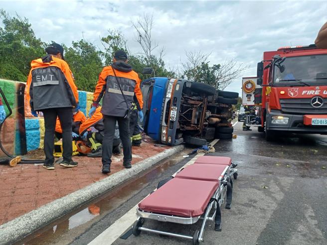 2024年2月19日澎湖縣／滿載魚貨的貨車，19日上午在海軍馬公基地前翻車，海軍待命班見狀緊急先救援，隨後趕至的警消則破壞車體救出受困車內的受傷移工。（許逸民攝）