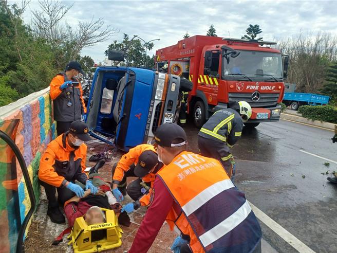 2024年2月19日澎湖縣／滿載魚貨的貨車，19日上午在海軍馬公基地前翻車，警消破壞車體救出受困車內的受傷移工，幫其上頸圈、軀幹固定器、長背板。（許逸民攝）