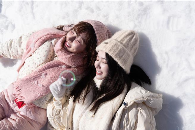 林襄（左）陪師妹張雅涵去日本拍攝MV。（莉奈文創提供）