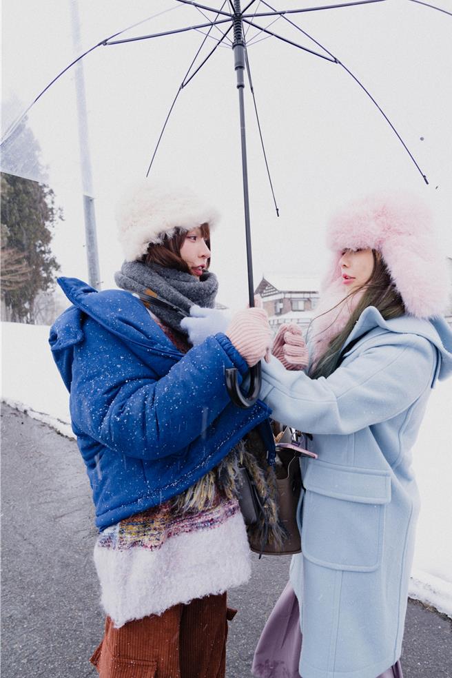 2人關係緊密，情同姊妹。（莉奈文創提供）