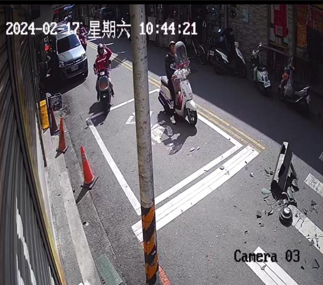 宜蘭縣羅東夜市附近人來人往的路口，17日上午竟有紅綠燈號誌掉落，「砰」一聲巨響引人圍觀。（民眾提供／吳佩蓉宜蘭傳真）