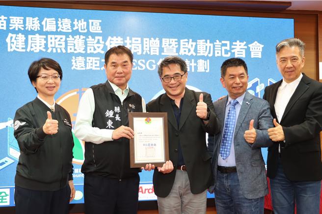 苗栗县长锺东锦致赠感谢状。（苗栗县政府提供／李京升苗栗传真）