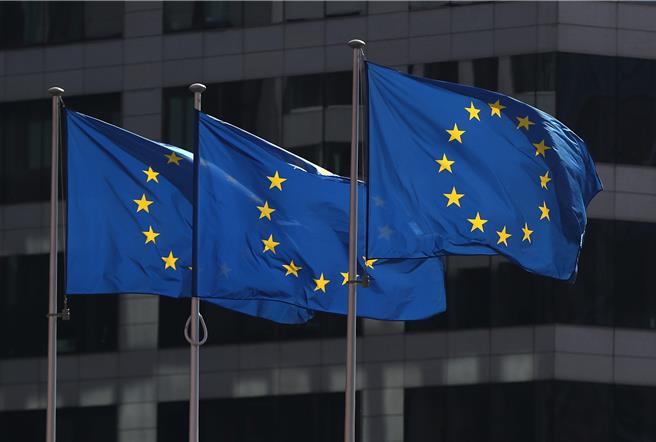 菲利波在社交网络平台X上不仅将范德赖恩和法国总统马克宏比作「这场掠夺和疯狂的共犯」，还呼吁「有必要让范德赖恩下台，尽快摧毁欧盟！」（路透社）