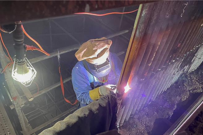 新竹市焚化廠第一期工程完成，廠商工人進行爐管更新施工作業時的情形。（新竹市政府提供／羅浚濱新竹傳真）