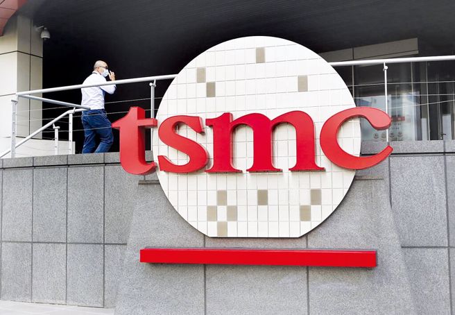 一名网友分享女生在台积电工作有多吃香，学长都抢着帮忙。(图／美联社)