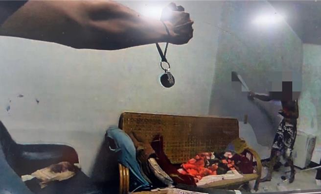 男子18日晚間心情不佳，揚言開瓦斯放火，隨即被警方壓制。(警方提供)