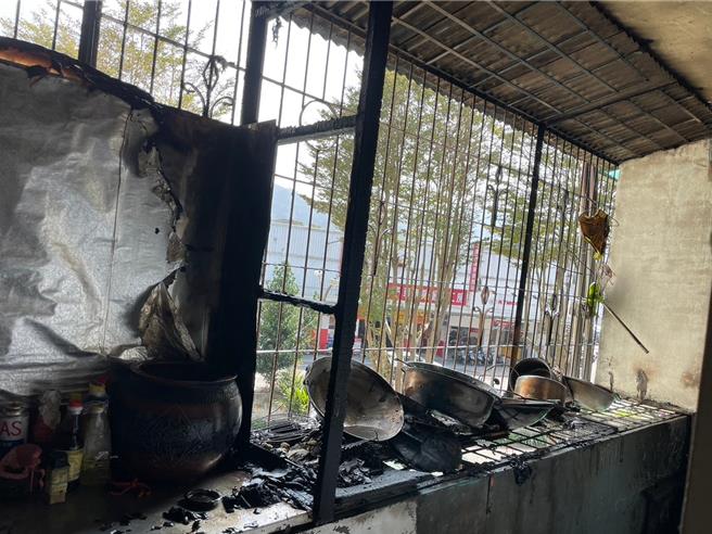 新北市土城區永安街巷內一棟5層樓民宅於17日下午1時許發生火災，發現為廚房內的雜物起火。（新北市消防局第五大隊提供／劉瑋晴新北傳真）