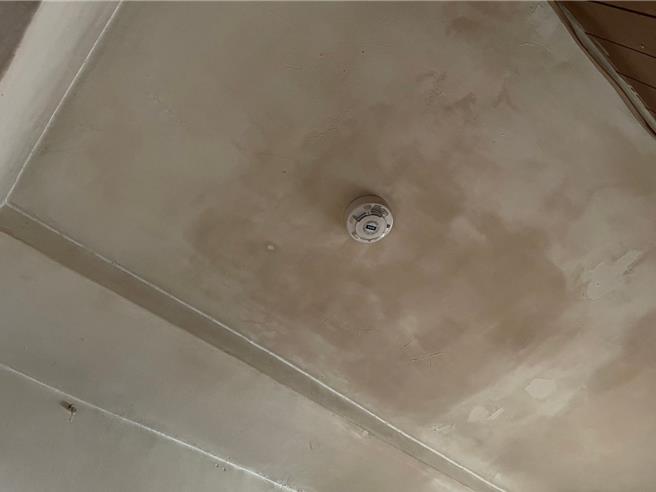 新北市土城區永安街巷內於17日下午1時許發生火災，鄰居表示在家中聽到隔壁鄰居屋內傳來住宅用火災警報器的聲音。（新北市消防局第五大隊提供／劉瑋晴新北傳真）