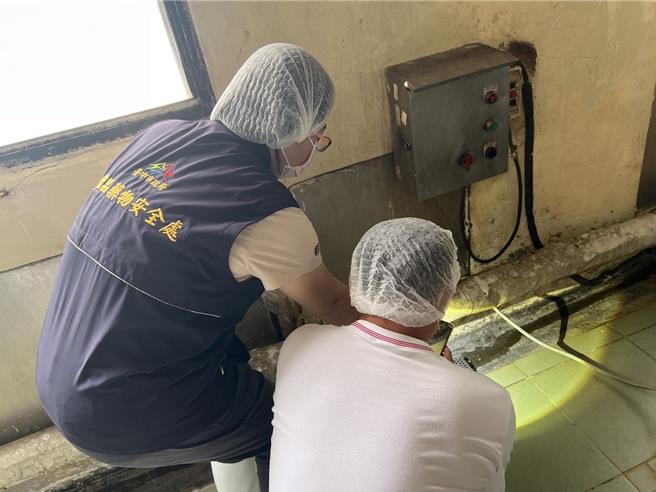 台中市食安处稽查人员到位于大里区食品工厂稽查，发现现场排水沟及排风扇等孔道环境卫生待改善。（台中市政府提供／冯惠宜台中传真）