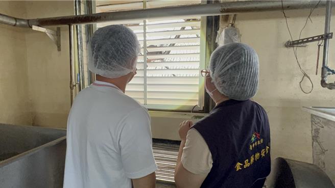 台中市食安处稽查人员到位于大里区食品工厂稽查，发现现场排水沟及排风扇等孔道环境卫生待改善。（台中市政府提供／冯惠宜台中传真）