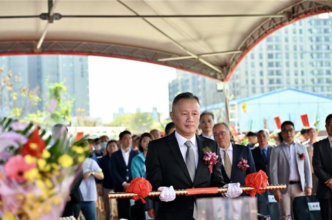 緯創資通總經理暨執行長林建勳主持緯創全球營運總部上樑儀式。（圖／緯創提供）