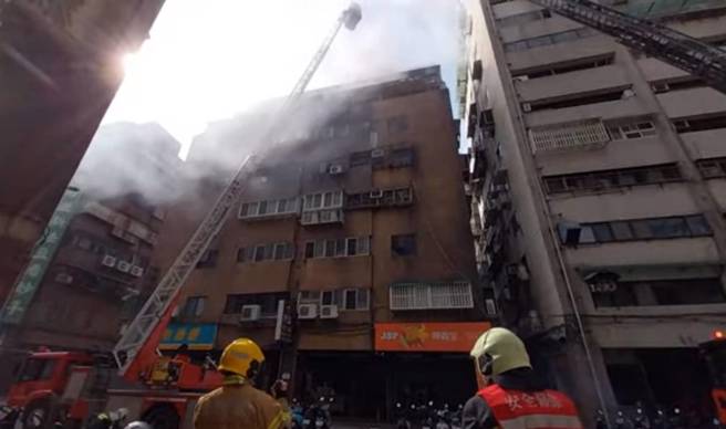 民进党中央党部旁民宅火警，所幸顺利扑灭无人员伤亡。（翻摄画面）