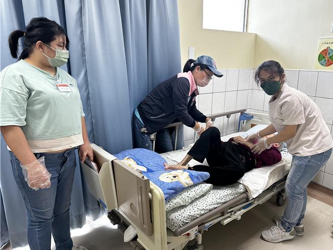 近年二度就業婦女對「個人照顧工作人員」職類求職意願大增，雲嘉南分署順應趨勢，今年委託轄區地方政府開設照服員職訓專班，預計訓練2000位照服員投入市場。（雲嘉南分署提供／張毓翎台南傳真）