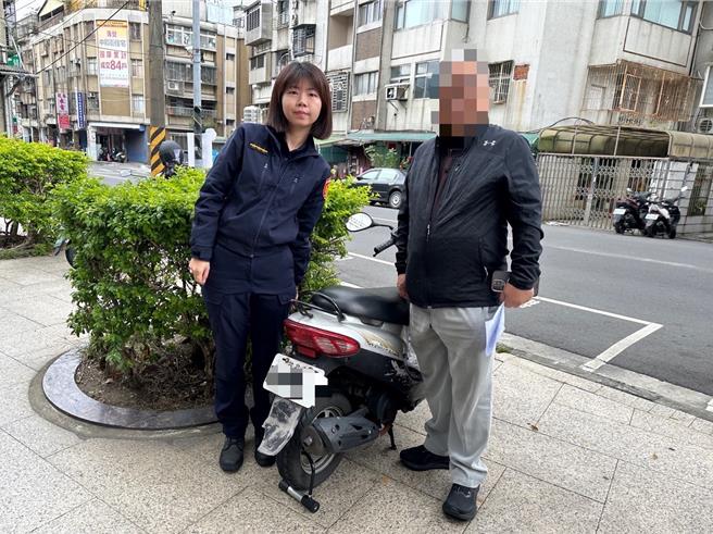 员警发还失窃机车。（翻摄画面）