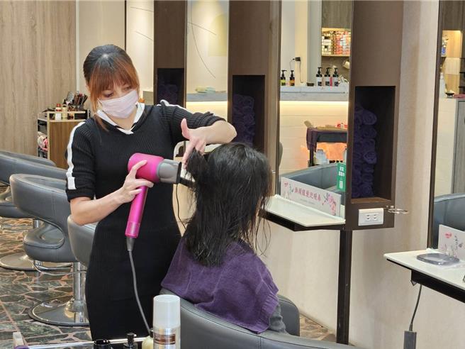 蔡賞鴛因婚育離開職場，報名參加產訓合作班職訓，成功轉型美髮師重回職場。（勞動力發展署桃竹苗分署提供／呂筱蟬桃園傳真）